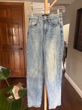 BCBGeneration Skater Straight Light Wash Jeans Size 0 24 Straight Leg High Rise